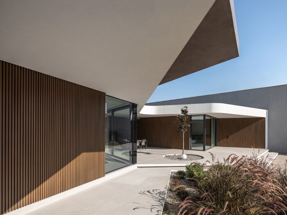 A modern villa project in Thessaloniki: Innovation at the heart of contemporary architecture with WEO® cladding from Fiberdeck®.