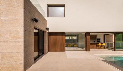 Une villa moderne au cœur de la Costa Brava sublimée par le bardage WEO — couverture